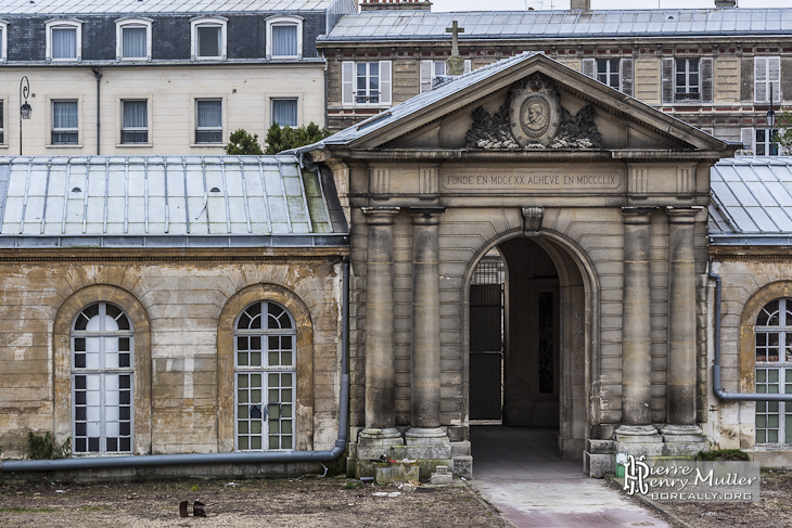 Portail de l'hôpital Richaud à Versailles