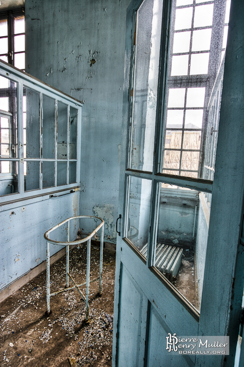 Porte berceau dans une chambre de la maternité en HDR