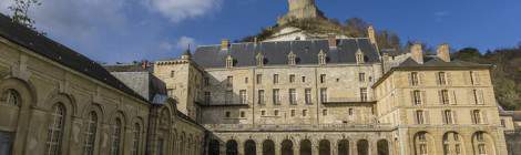 ...Le château de La Roche-Guyon et son donjon dominant la vallée de la Seine....