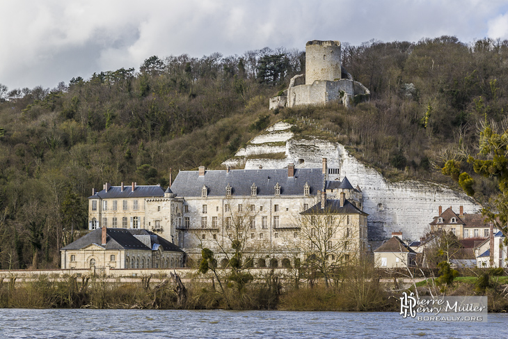 Château de La Roche-Guyon depuis la rive gauche de la Seine