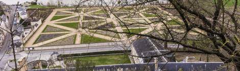 ...Depuis le sommet de la falaise à l’avant du donjon, la vue surplombe le jardin du château de La Roche Guyon et la Seine....