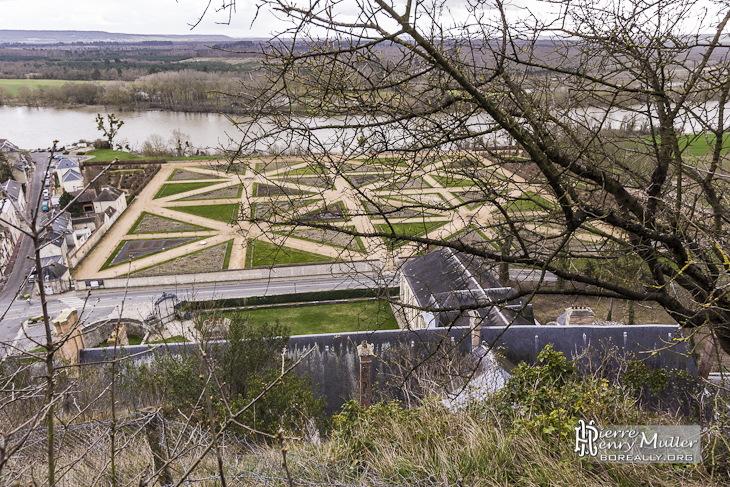 Depuis le donjon de La Roche Guyon vue sur le jardin du château