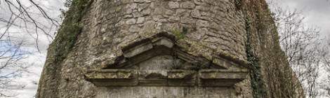 ...Photo HDR de l’entrée du donjon du château de La Roche Guyon....