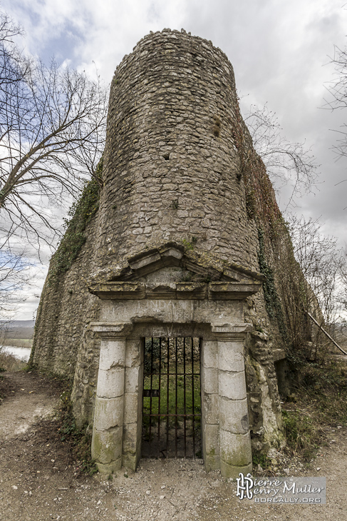 Donjon du château de La Roche Guyon en HDR