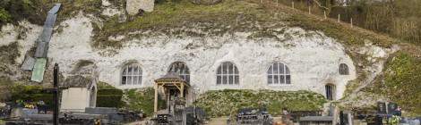 ...L’Église troglodytique de l’Annonciation à Haute-Isle, à proximité de La Roche Guyon, est unique en Ile-de-France. Creusée dans la falaise de craie des bords de seine, elle est composé d’une unique nef voutée d’un berceau en plein cintre. L’éclairage vient des quatre vitraux taillés dans la roche. Le clocher se trouve quand à lui au dessus de la cavité....