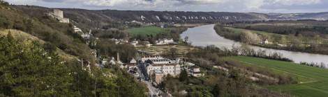 ...Depuis le sommet du coteau des falaises de craie, vue sur La Roche-Guyon dont on aperçoit le jardin, le donjon et les bords de Seine....