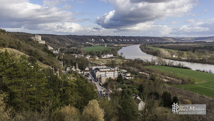 La Roche-Guyon depuis le sommet du coteau et vallée de la Seine