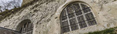 ...Vue sous les vitraux de la façade de l’Église de l’Annonciation à Haute-Isle, seule Église troglodytique d’Ile-de-France creusé dans les falaises de craie des bords de Seine....
