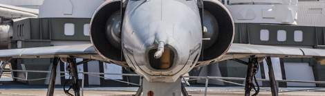 ...Le Dassault Mirage III R est la version reconnaissance du Mirage III qui effectue son premier vol le 31 octobre 1961. Il se différencie du chasseur par l’absence du radar de navigation et l’emport d’un nez contenant 5 caméras moyenne résolution OMERA capable de photographier de jour comme de nuit. Sur Mirage III R Jacqueline Auriol décroche le record de vitesse féminin à 2030km/h le 14 juin 1963....
