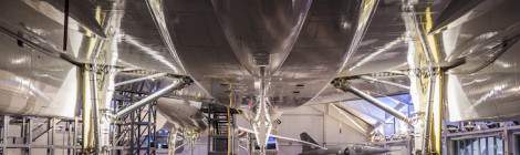 ...Vue symétrique du dessous du Concorde Sierra Delta 213 F-BTSD dans le hangar Concorde du musée de l’Air et de l’Espace du Bourget à Paris....