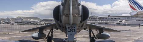 ...L&rsquo;allure cambr&eacute;e de l&rsquo;Etendard IVM de Dassault est tr&egrave;s caract&eacute;ristique et son d&eacute;placement sur porte avion le fait souvent danser sur le train avant....
