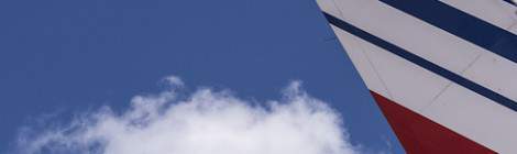 ...Petit nuage sur ciel bleu &agrave; c&ocirc;t&eacute; de la d&eacute;rive du Boeing 747-128 F-BPVJ au Mus&eacute;e de l&rsquo;Air et de l&rsquo;Espace...
