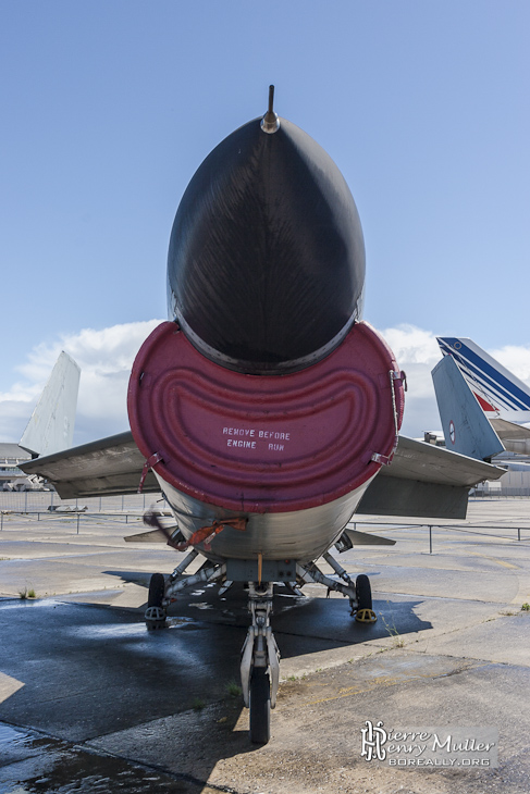 Vought F8 E FN Crusader vue de face au musée du Bourget