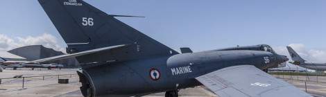 ...A l&rsquo;arri&egrave;re d&rsquo;un Dassault Etendard on distingue la crosse d&rsquo;appontage en dessous de la tuy&egrave;re du r&eacute;acteur....