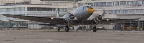 ...Arriv&eacute;e du C-47 Dakota &agrave; l&rsquo;a&eacute;roport du Bourget pour la c&eacute;r&eacute;monie de l&rsquo;inauguration du hall de la seconde guerre mondiale....