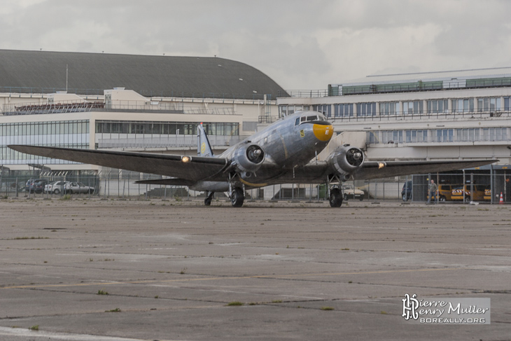 Arrivée du C-47 Dakota à l'aéroport du Bourget