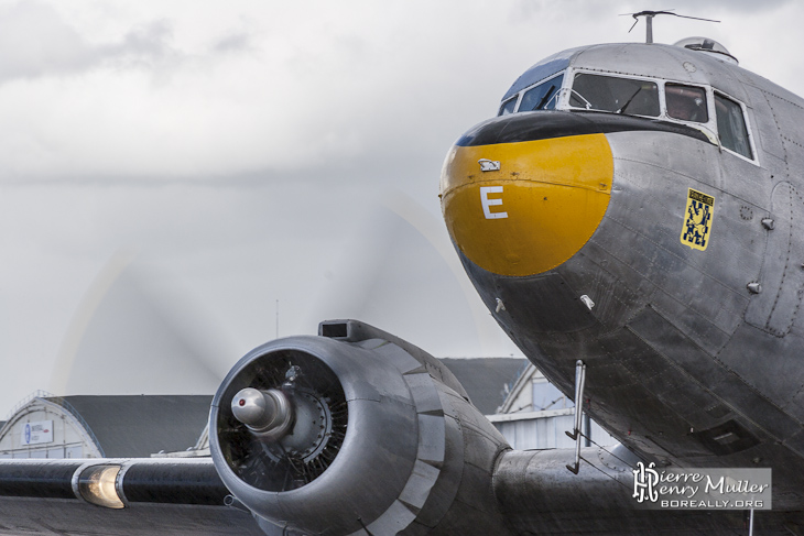 Douglas C-47 Skytrain Dakota arrivé au parking du musée du Bourget