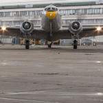Douglas C-47 Skytrain Dakota de face au roulage sur l'aéroport du Bourget