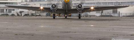 ...Douglas Dakota de face au roulage sur l&rsquo;a&eacute;roport du Bourget pour l&rsquo;inauguration du hall de la seconde guerre mondiale....
