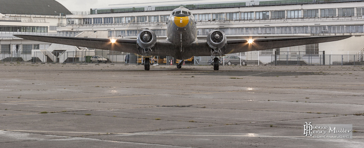 Douglas C-47 Skytrain Dakota de face au roulage sur l'aéroport du Bourget