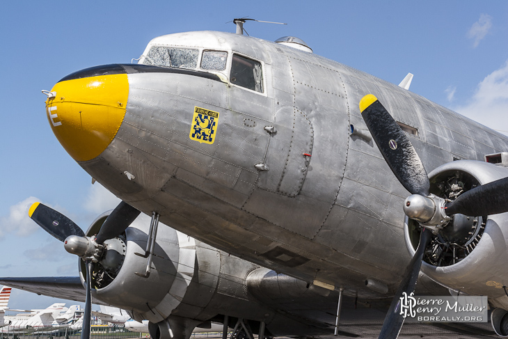 Douglas C-47 Skytrain Dakota au parking au musée du Bourget
