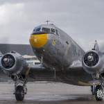 Douglas C-47 Skytrain Dakota au roulage vers le parking
