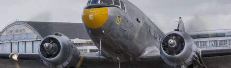 ...Douglas C-47 Skytrain Dakota au roulage vers le parking...