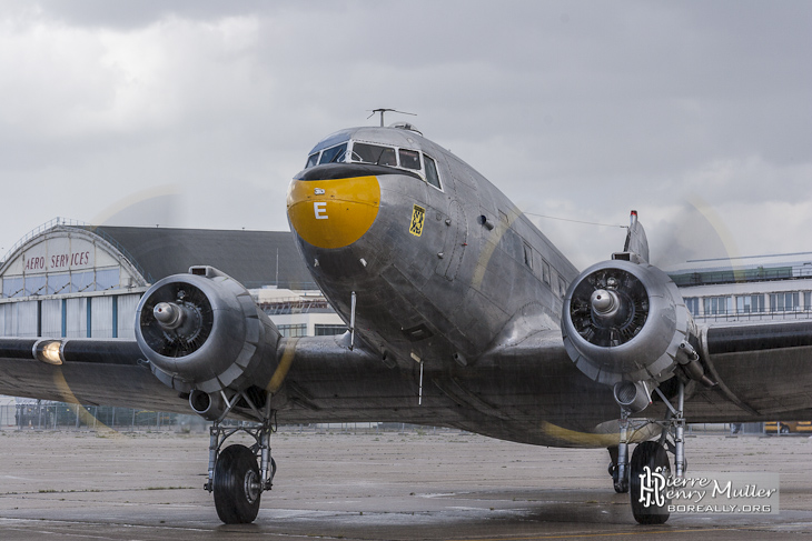 Douglas C-47 Skytrain Dakota au roulage vers le parking