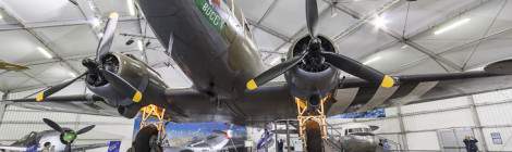 ...Le Dakota C 47 domine le hall de la seconde guerre mondiale au musée de l’Air et de l’Espace du Bourget à Paris....