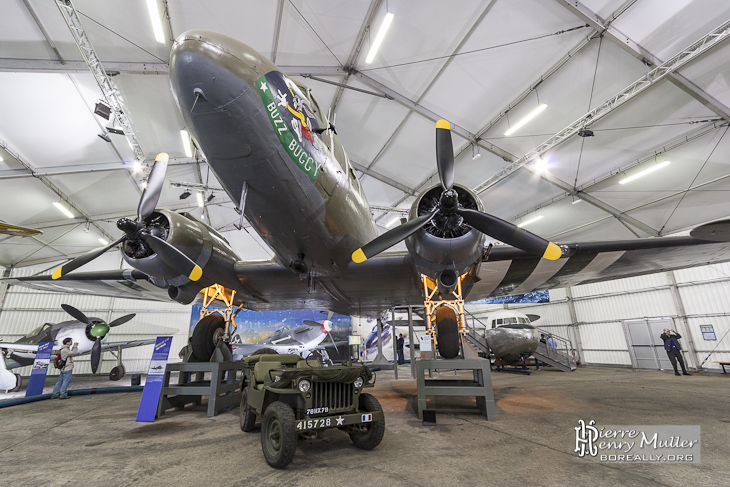 Douglas Dakota C-47 en vue d'ensemble au musée du Bourget