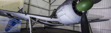 ...Le FW 190 est un chasseur bombardier mono moteur allemand utilisé pendant la seconde guerre mondiale de 1941 à 1945. Produit à plus de 20 000 exemplaires il était supérieur au Messerschmitt Bf 109 et devait entièrement le remplacer mais ils cohabiterons sur les fronts....