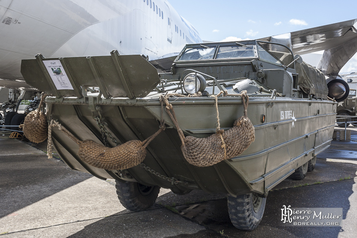 GMC DUKW 353 "duck" à côté du Boeing 747 au musée du Bourget