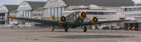 ...Le Junkers Ju-52 est à l’origine un appareil de transport civile mono moteur mais sa résistance et sa capacité d’emport amélioré avec l’adjonction de deux moteurs sur les ailes en fait un appareil très utilisé pour le transport militaire pendant la seconde guerre mondiale. Une version bombardier fût développé avec une capacité d’emport de bombe d’1,5T et l’ajout de mitraillettes de défense ....