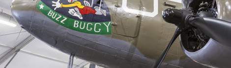 ...Vue babord du Dakota C-47 avec ses moteurs et son lapin Buzz Buggy....