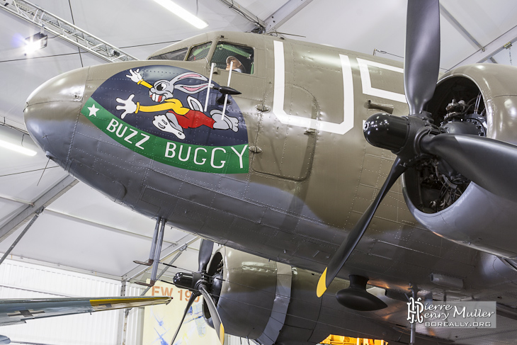 Lapin Buzz Buggy babord du Dakota C-47 au Bourget