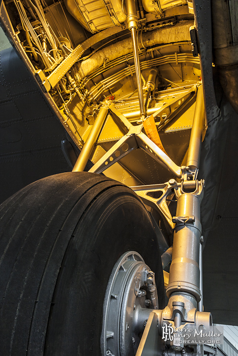 Mécanisme du train d'atterrissage du Douglas Dakota C47 au Bourget