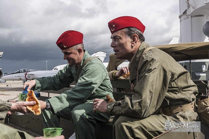 Membres de l'Escadron Historique sur une command car au Bourget