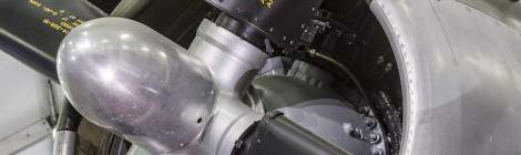 ...Moyeu de tête d’hélice à pas variable et le moteur Pratt & Whitney R-2800-41 de 1850 chevaux....