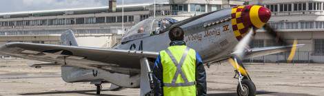...Mustang P-51D Nooky Booky IV arrivant &agrave; l&rsquo;a&eacute;roport du Bourget pour l&rsquo;inauguration du hall de la seconde guerre mondiale....