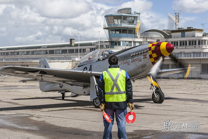 Mustang P-51D Nooky Booky IV arrivant à l'aéroport du Bourget