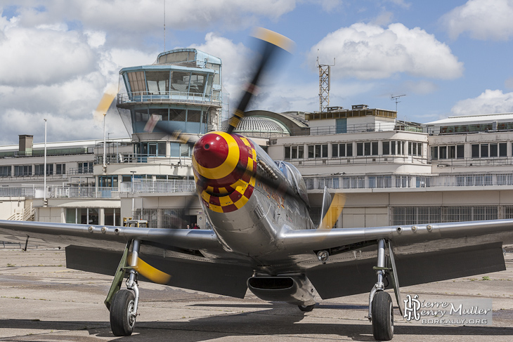 North American P-51D Mustang arrivant au parking du Bourget