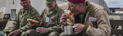 ...Petit déjeuner dans une command car pour les membres de l’association de l’Escadron Historique au musée de l’Air et Espace du Bourget....