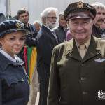 Pilote américain vétéran à côté d'une femme en uniforme canadien