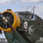 Pilote du Junkers Ju 52 laissant les moteurs se ventiler au parking