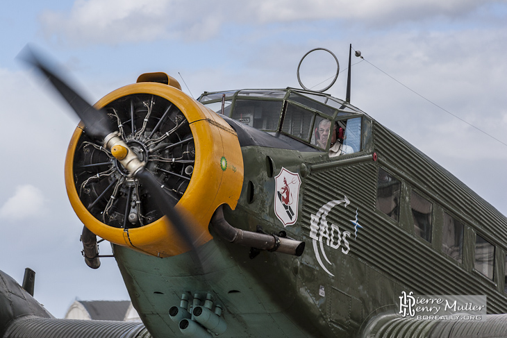 Pilote du Junkers Ju 52 laissant les moteurs se ventiler au parking