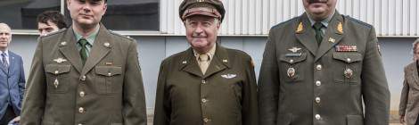 ...Pendant la c&eacute;r&eacute;monie d&rsquo;inauguration du hall de la seconde guerre mondiale du mus&eacute;e du Bourget, plusieurs v&eacute;t&eacute;rans ainsi que diff&eacute;rentes d&eacute;l&eacute;gations militaires &eacute;taient pr&eacute;sentes. Ici un pilote v&eacute;t&eacute;ran am&eacute;ricain &agrave; c&ocirc;t&eacute; de grad&eacute;s russes....