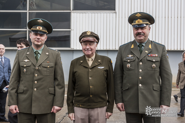 Pilote vétéran américain et deux gradés russes à l'inauguration du hall WW2 du Bourget