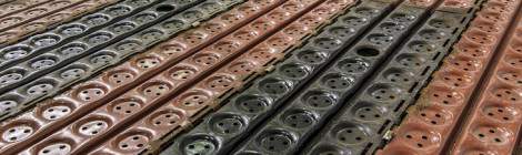 ...Afin de pouvoir mettre en oeuvre une piste d’atterrissage en moins de 24h les forces alliées ont développées le Pierced Steel Plank (PSP), une plaque d’acier perforée de 3 mètres de long pour 40 centimètres de large. Utilisée seule elle permettait le franchissement de zone boueuse pour les véhicules, reliées entre elles, elles formaient une piste praticable pour les avions....