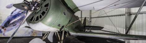 ...Dernier biplan engagé pendant la seconde guerre mondiale, le Tchaika malgré le fait qu’il soit dépassé par les avions modernes de la WW2 il sera le fer de lance de pilotes soviétiques. L’exemplaire du musée a été capturé en Ukraine par la Wehrmacht en novembre 1941 et ramené en France pour expertise....