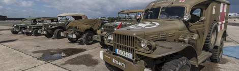 ...Plusieurs véhicules militaire légers de la seconde guerre mondiale sur le tarmac de l’aéroport du Bourget....